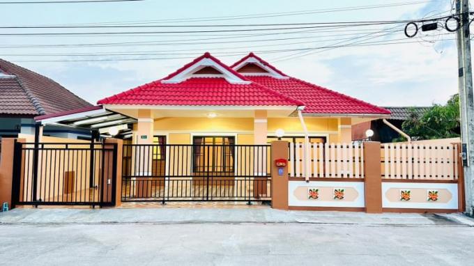 ขายบ้านเดี่ยวศรีราชา ฝั่งตรงข้ามสระว่ายน้ำ  ภาพที่ 2