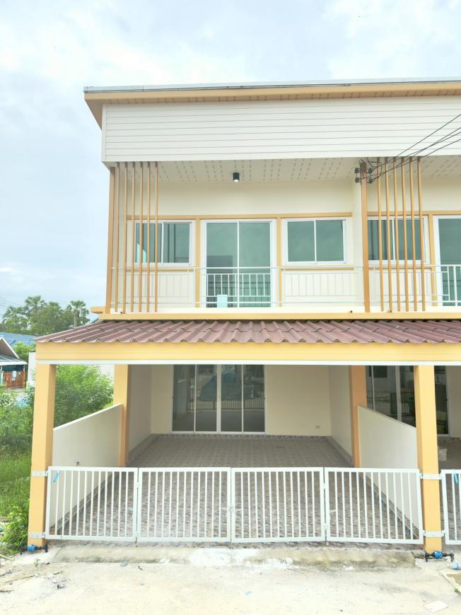 ขายบ้าน ทาวน์เฮาส์หลังใหญ่ ราคาเบาๆ ทำเลนาป่า มือ 1