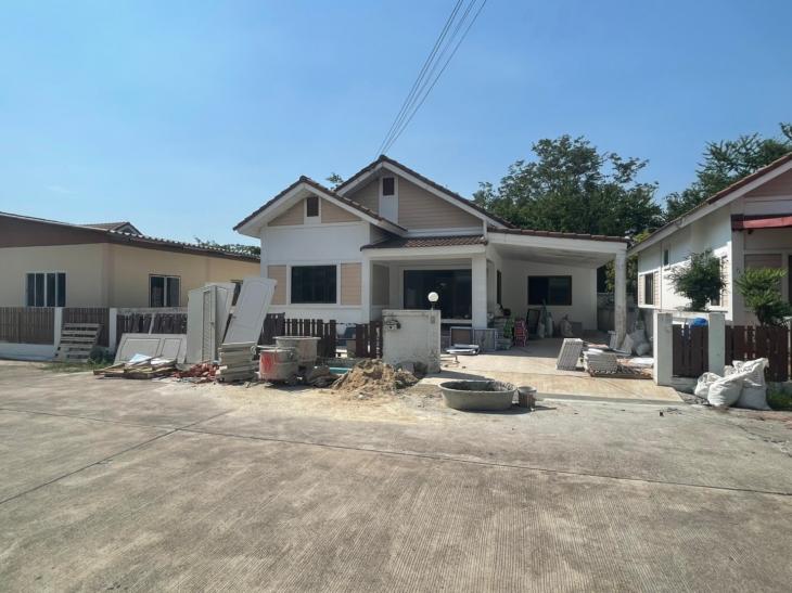 บ้านเดี่ยวหลังใหญ่ใกล้เเยกมาบโป่ง (กำลังรีโนเวท)