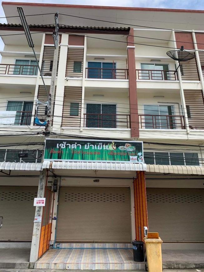#ทำเลทองค้าขายได้ ขายด่วน‼️ อาคารพาณิชย์ 3 ชั้นครึ่ง ถนนบ้านเก่า-บางนาง พานทอง  Ratt
